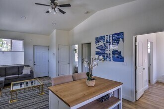 2415 26th St in Sacramento, CA - Building Photo - Building Photo