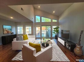 129 Brookdale Ave, Unit 2 in Newark, NJ - Building Photo