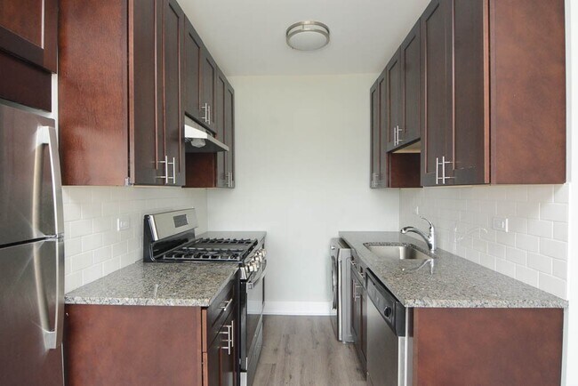 729 Saint Johns Ave, Unit J05W in Highland Park, IL - Building Photo - Building Photo