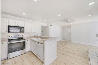 2972 Juniper Hills Blvd in Las Vegas, NV - Foto de edificio - Building Photo