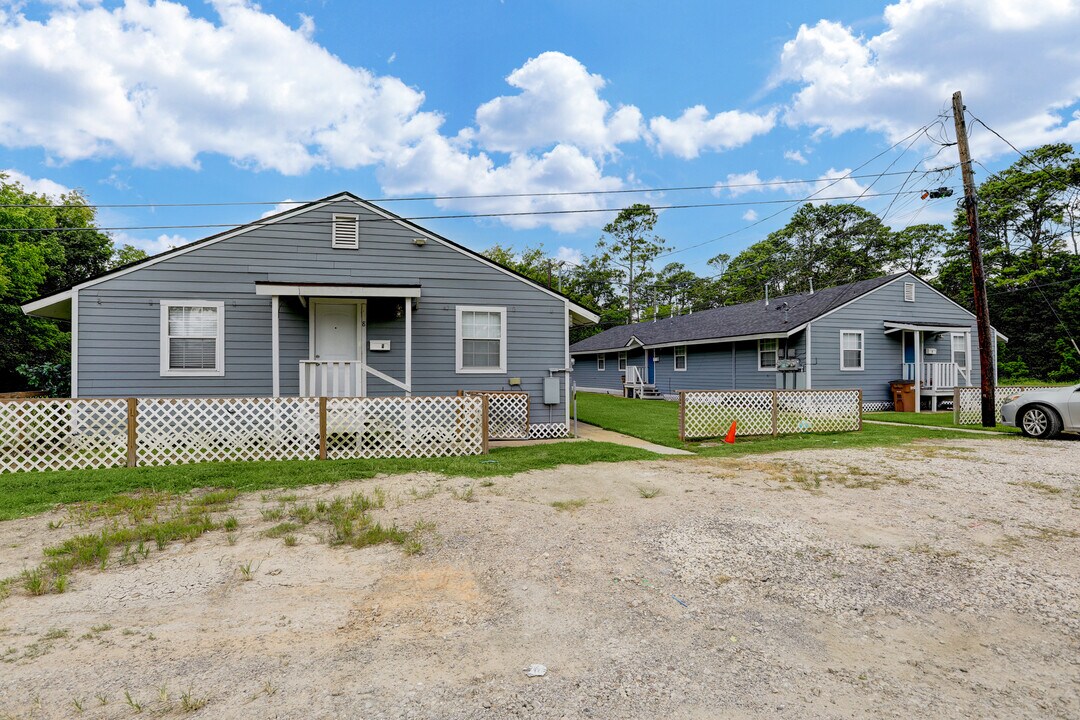 2322 Central Street St in Dickinson, TX - Building Photo