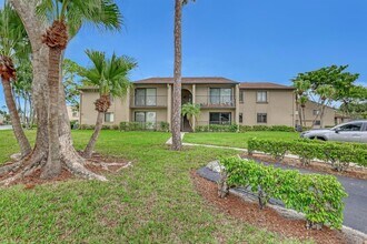 522 Shady Pine Way, Unit B2 in Greenacres, FL - Building Photo - Building Photo