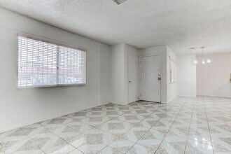 808 Hedge Way in Las Vegas, NV - Foto de edificio - Building Photo