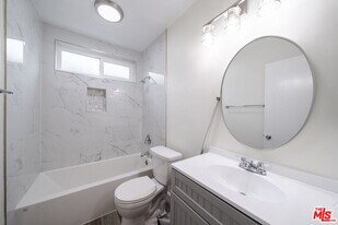 13343 Victory Blvd in Los Angeles, CA - Building Photo