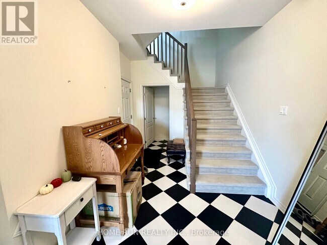 572 Labrador Cres in Ottawa, ON - Building Photo - Building Photo