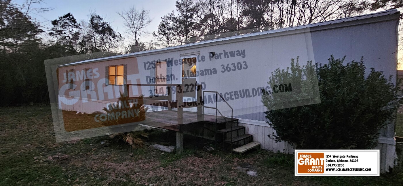 1119 N Broadway St in Ashford, AL - Foto de edificio