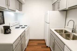 1040 Clayton Ln in Austin, TX - Building Photo - Building Photo