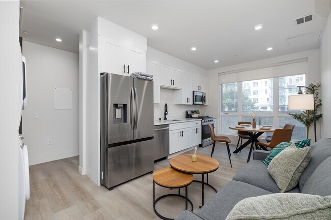 1128 W 37th Dr in Los Angeles, CA - Building Photo - Interior Photo