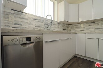 2121 Burnside Ave in Los Angeles, CA - Building Photo - Building Photo