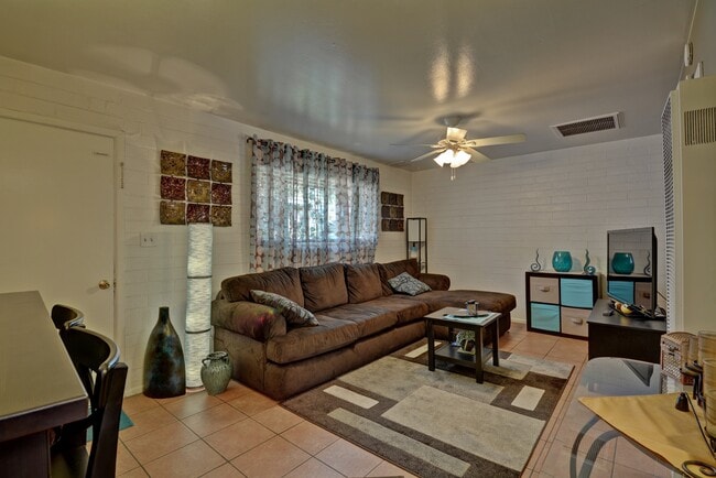 2437 E Clarendon Ave, Unit # 3