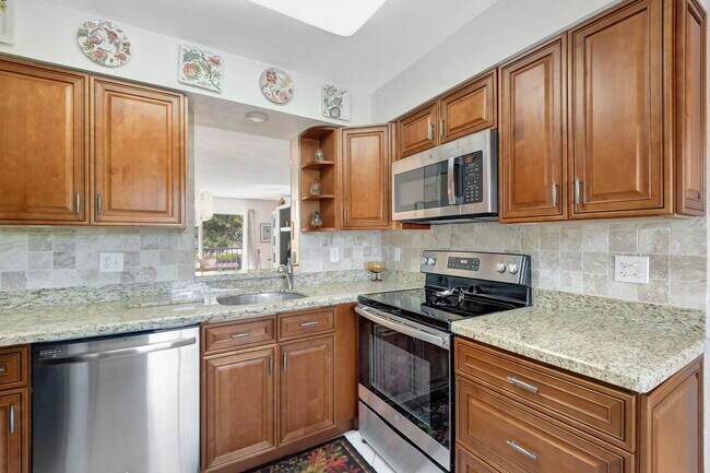 property at 7286 Huntington Ln