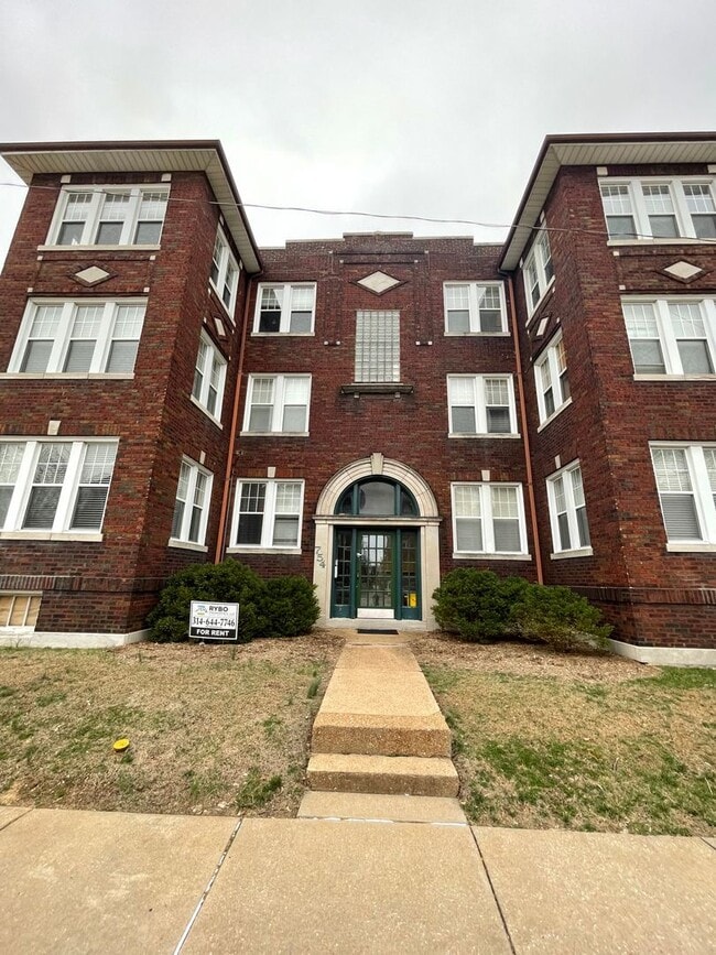 property at 754 Leland Ave