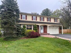 47 Carriage Rd in Roslyn, NY - Building Photo