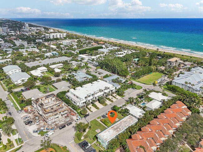 1006 Casuarina Rd in Delray Beach, FL - Foto de edificio - Building Photo