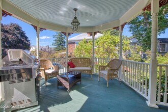 27 Kirby St in Greenwich, CT - Foto de edificio - Building Photo