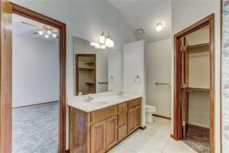 305 Waterfront Dr in Norman, OK - Foto de edificio - Building Photo