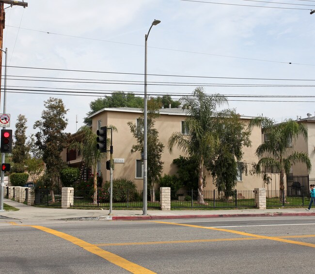 17055 Vanowen St in Van Nuys, CA - Building Photo - Building Photo