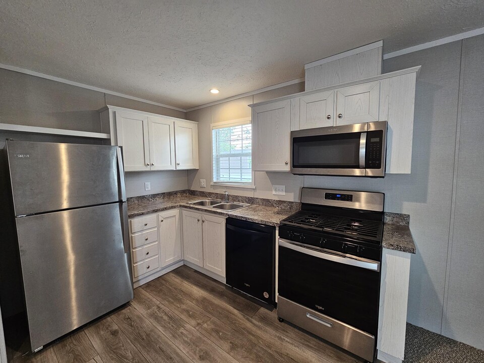 35 Pine in Highland, MI - Building Photo