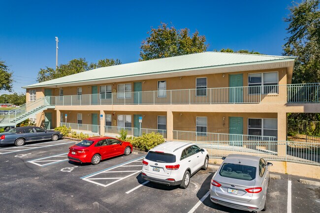 Glen Crest Condominium in New Port Richey, FL - Foto de edificio - Primary Photo