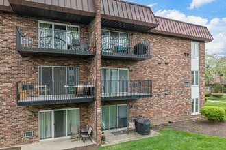 Cress Creek Condominiums in Naperville, IL - Foto de edificio - Building Photo