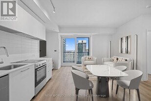 101 Roehampton Ave in Toronto, ON - Building Photo