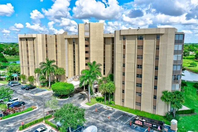 7400 Radice Ct in Lauderhill, FL - Foto de edificio - Building Photo