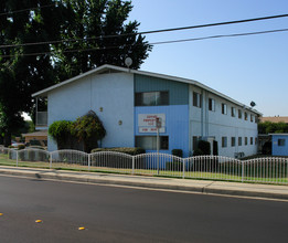 Saratoga Park Apartments in Montclair, CA - Building Photo - Building Photo