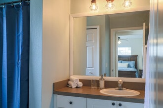 1216 Doris Ave in Tavares, FL - Foto de edificio - Building Photo