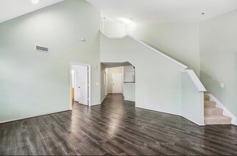 3015 Nicosh Cir, Unit 2402 in Falls Church, VA - Foto de edificio - Building Photo