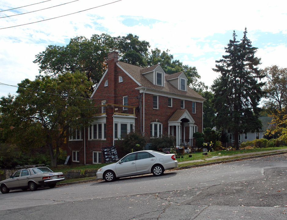 251 Manor Cir in Takoma Park, MD - Foto de edificio