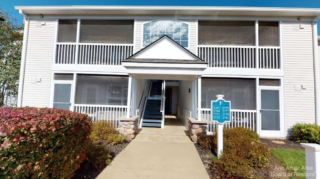 2767 S Knightsbridge Cir in Ann Arbor, MI - Building Photo