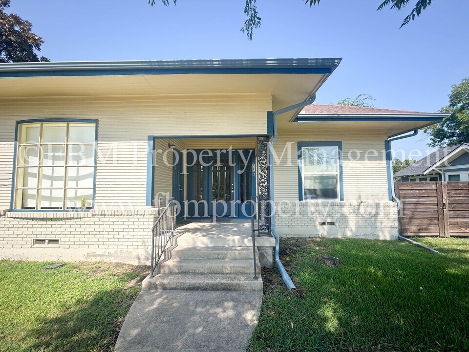 111 S Wood St in Ferris, TX - Building Photo