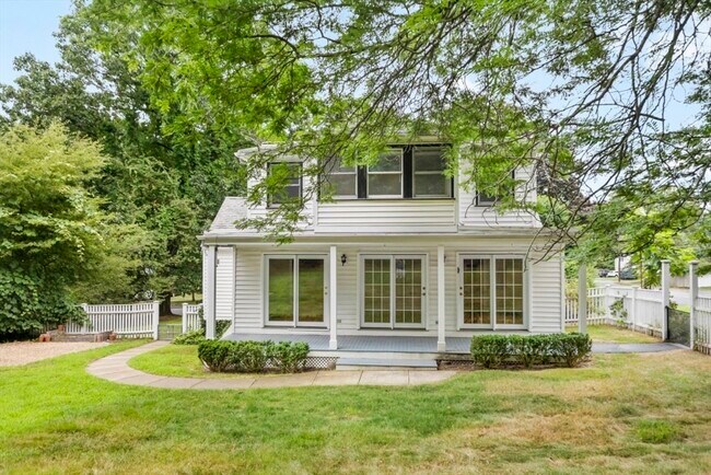 41 Willow St in Wellesley, MA - Building Photo - Building Photo