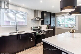 47 Atwater Crescent in Hamilton, ON - Building Photo - Building Photo