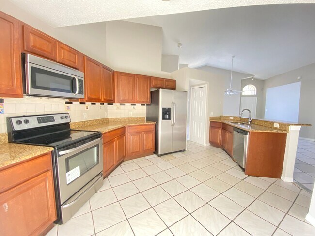 3 Bed 2 Bath Home with Stainless Steel Appliances Near Poinciana Pkwy! in Kissimmee, FL - Building Photo - Building Photo