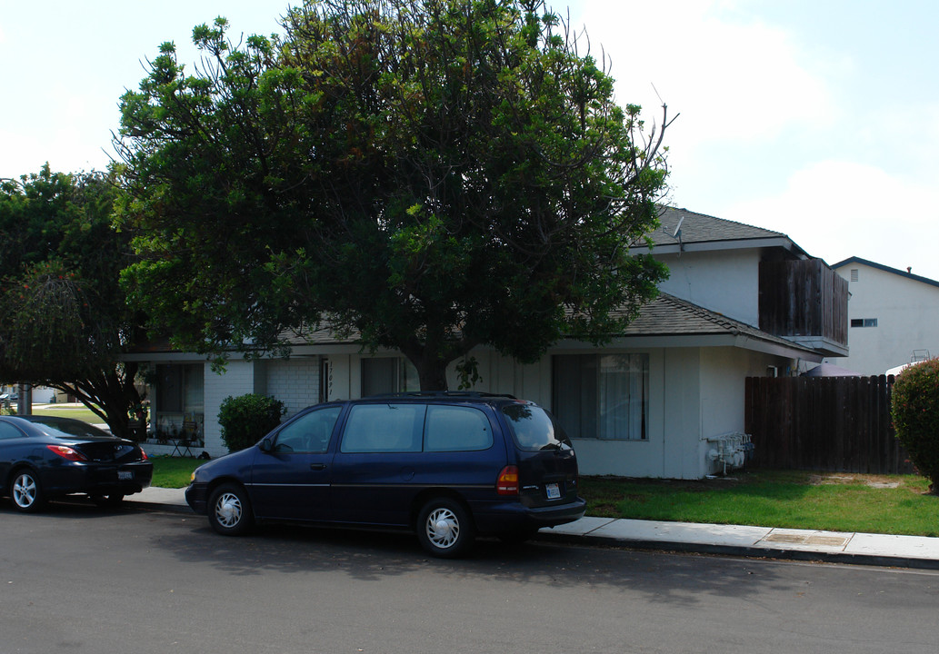 17091 Grove Cir in Huntington Beach, CA - Building Photo