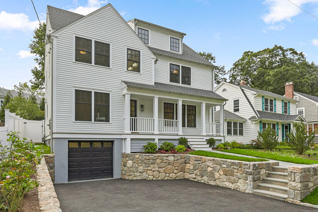 20 Center Dr in Greenwich, CT - Building Photo