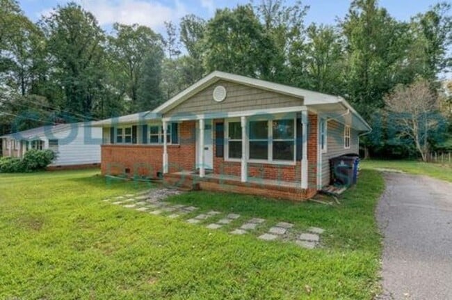 1212 Brookwood Dr in Winston-Salem, NC - Building Photo - Building Photo