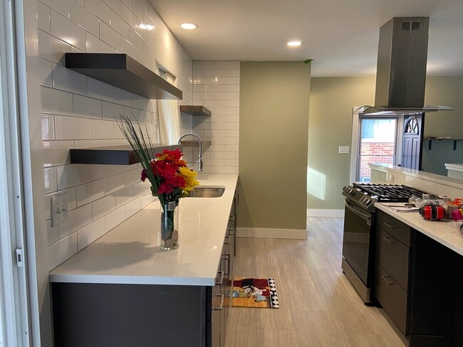 property at 1103 Ravenwood Ave