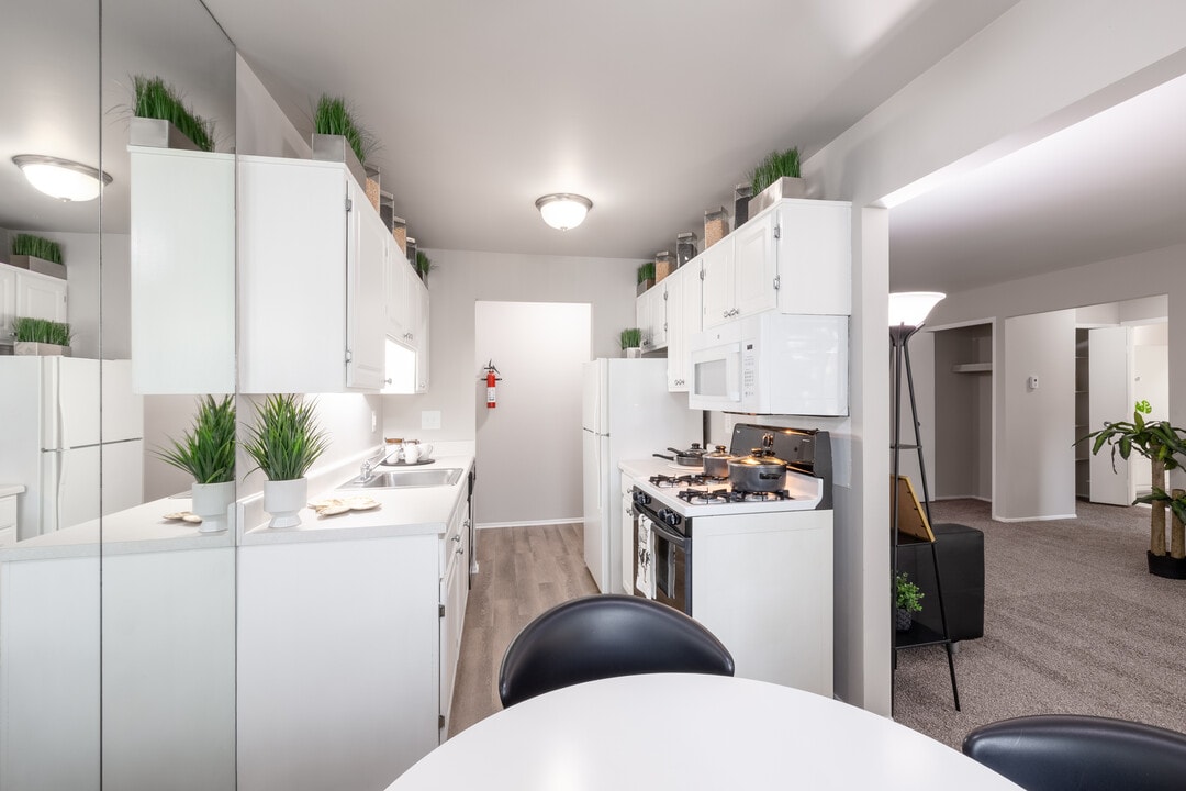 Club One of Auburn Hills in Pontiac, MI - Building Photo