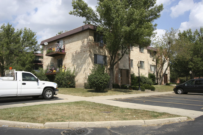 1706 W Victoria Ln in Mount Prospect, IL - Building Photo - Building Photo