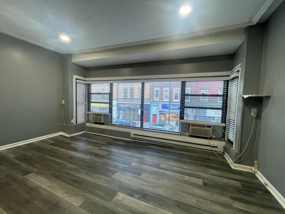 637 Newark Ave in Jersey City, NJ - Building Photo