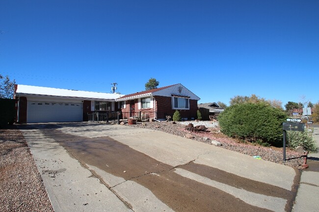 2565 Willow Ln in Lakewood, CO - Building Photo - Building Photo