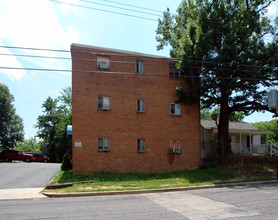 5215 B St SE in Washington, DC - Foto de edificio - Building Photo