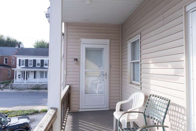 48 N Church St, Unit 2 in Ephrata, PA - Foto de edificio - Building Photo