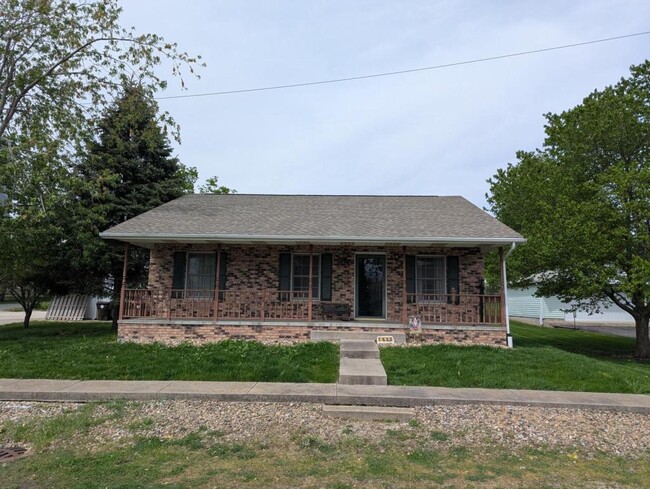 102 E Pearl St in Danvers, IL - Building Photo - Building Photo