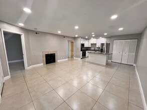 300 Lakepointe Dr in Altamonte Springs, FL - Building Photo - Building Photo