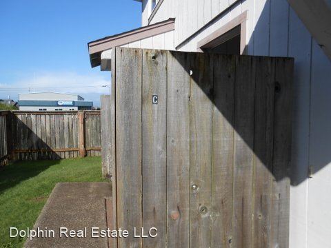 928 SW 11th St in Newport, OR - Foto de edificio - Building Photo