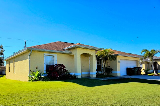1946 NE 15th Ter in Cape Coral, FL - Foto de edificio - Building Photo