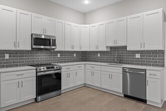 418 Jefferson Ave, Unit 2 in Bristol, PA - Foto de edificio - Building Photo